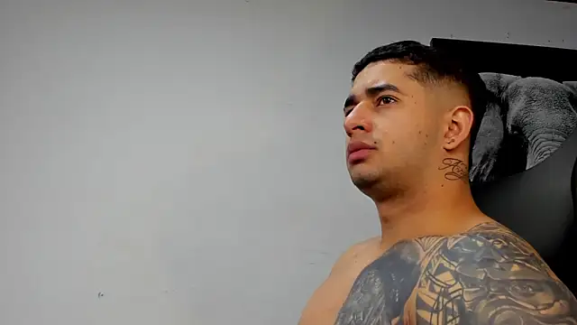 Snapshot of king_falconer chatting on 11.18.25 king falconer online show from 11.18.25