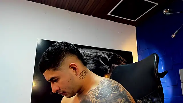 Snapshot of king_falconer chatting on 11.19.25 king falconer online show from 11.19.25