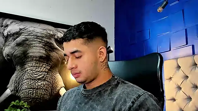 Snapshot of king_falconer chatting on 11.25.25 king falconer online show from 11.25.25