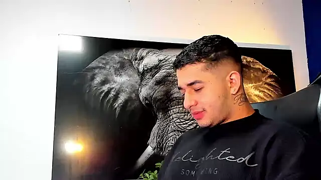 Snapshot of king_falconer chatting on 11.26.25 king falconer online show from 11.26.25