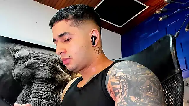 Snapshot of king_falconer chatting on 11.29.25 king falconer online show from 11.29.25