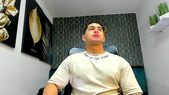 Snapshot of king_falconer chatting on 12.01.25 king falconer online show from 12.01.25