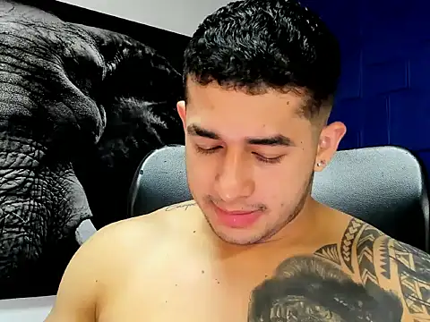 Snapshot of king_falconer chatting on 12.03.25 king falconer online show from 12.03.25