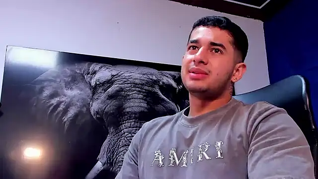 Snapshot of king_falconer chatting on 12.04.25 king falconer online show from 12.04.25