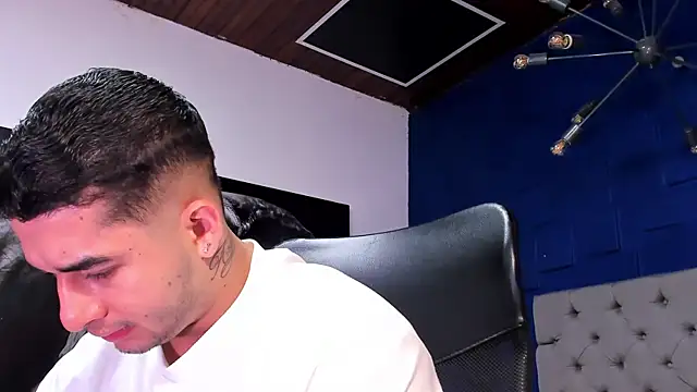 Snapshot of king_falconer chatting on 12.14.25 king falconer online show from 12.14.25