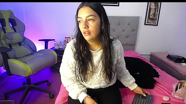 Esmeraldaa- online show from 10.04.25