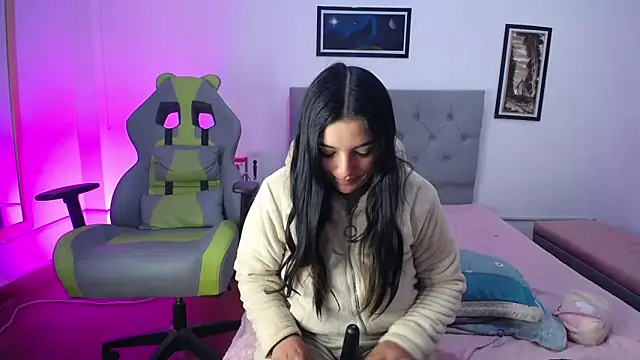 Esmeraldaa- online show from 10.15.25