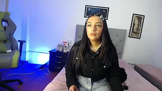 Esmeraldaa- online show from 10.27.25