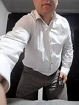 Snapshot of BigCristh79 chatting on 10.16.25 BigCristh79 online show from 10.16.25