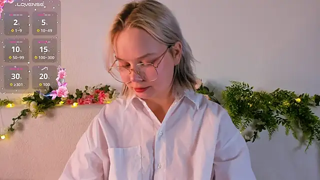 girlllsooft online show from 10.03.25