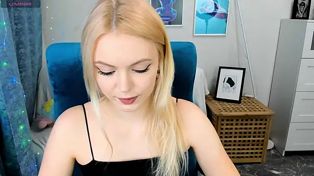 Snapshot of KatherineePierce chatting on 05.19.26 KatherineePierce online show from 05.19.26