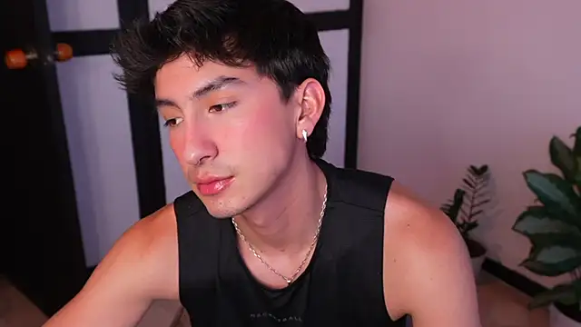 Snapshot of sweettaaron01 chatting on 06.17.26 sweettaaron01 online show from 06.17.26