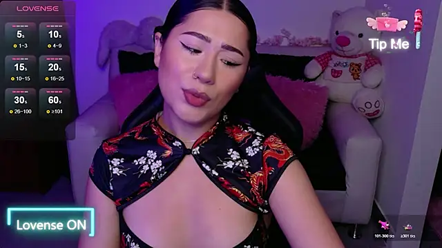 Snapshot of evelyn_ch_ chatting on 11.15.25 evelyn ch online show from 11.15.25