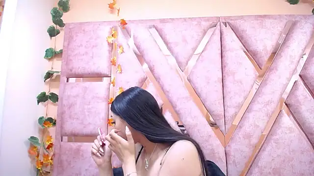 Issabela Mackey  online show from 11.16.25