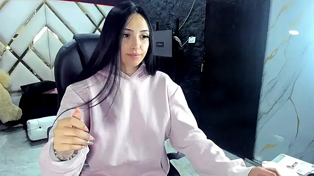 Issabela Mackey  online show from 11.27.25