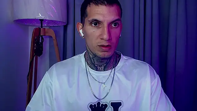 Snapshot of Shane_Clay chatting on 10.21.25 Shane Clay online show from 10.21.25