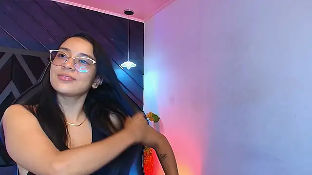 zoe martins  online show from 04.18.26