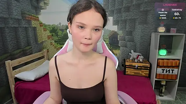 Snapshot of EmilyChaves chatting on 09.30.25 EmilyChaves online show from 09.30.25