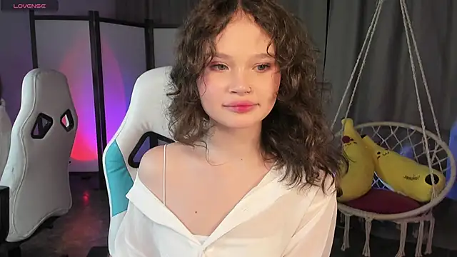 Snapshot of EmilyChaves chatting on 10.10.25 EmilyChaves online show from 10.10.25