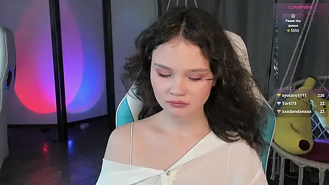 Snapshot of EmilyChaves chatting on 10.11.25 EmilyChaves online show from 10.11.25