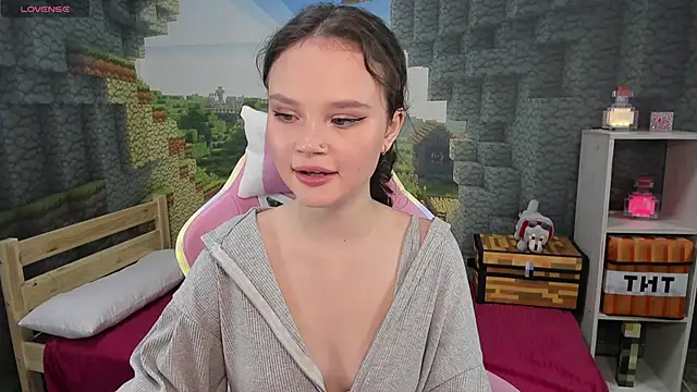 Snapshot of EmilyChaves chatting on 10.18.25 EmilyChaves online show from 10.18.25