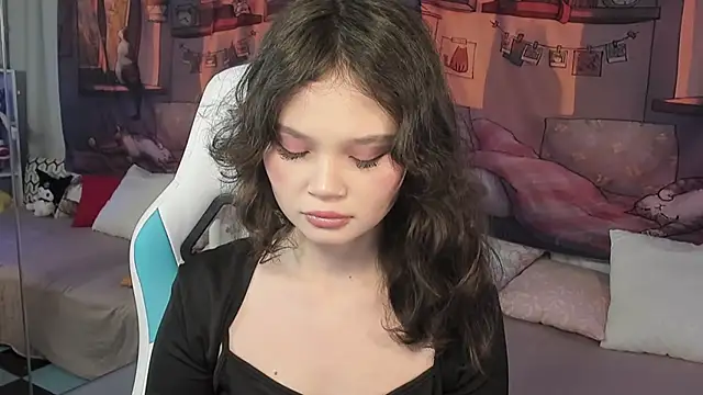 EmilyChaves online show from 11.18.25