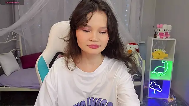 Snapshot of EmilyChaves chatting on 12.19.25 EmilyChaves online show from 12.19.25