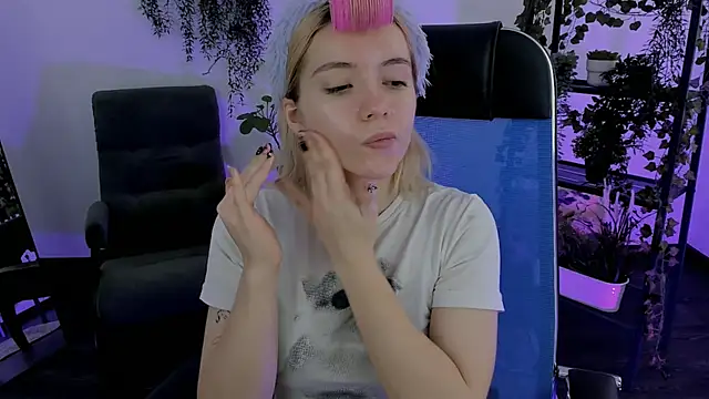 AuroraWrenfield online show from 04.08.26