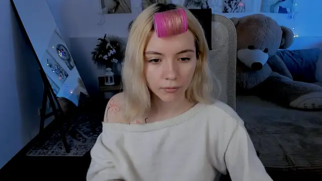 AuroraWrenfield online show from 04.10.26