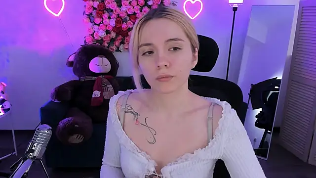 AuroraWrenfield online show from 04.15.26