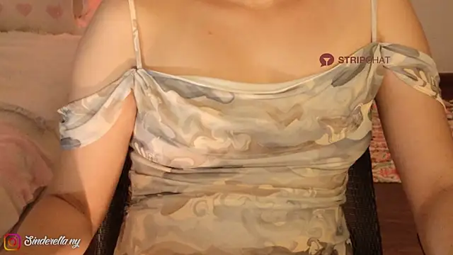 Snapshot of i-scream chatting on 10.15.25 i-scream online show from 10.15.25