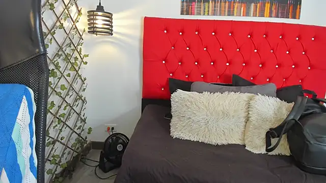 carolinacrus01 online show from 11.12.25