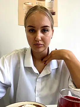 Snapshot of CandyVice chatting on 11.04.25 CandyVice online show from 11.04.25