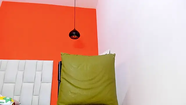 Snapshot of Roxan-hot69 chatting on 09.16.25 Roxan-hot69 online show from 09.16.25