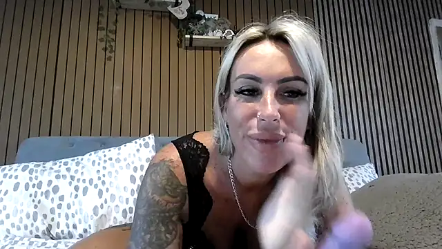 Snapshot of poppyinga1 chatting on 06.17.26 poppyinga1 online show from 06.17.26