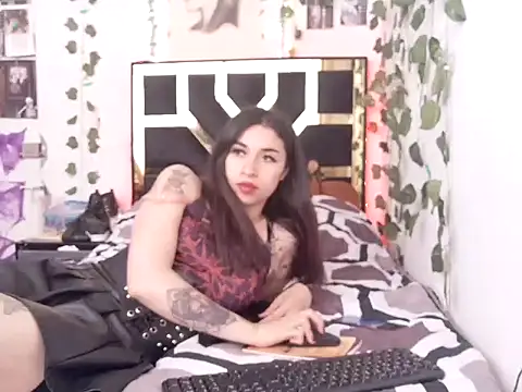 lucywhite13 online show from 11.03.25