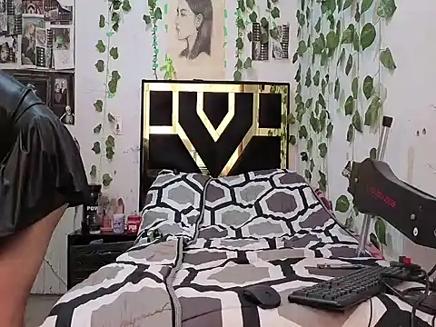 lucywhite13 online show from 12.20.25