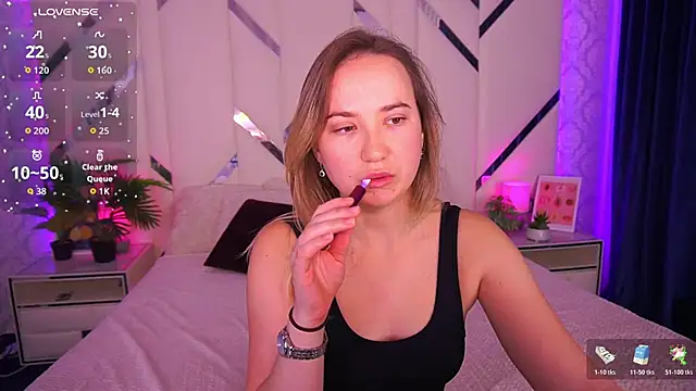 Snapshot of SofieBloom chatting on 11.06.25 SofieBloom online show from 11.06.25