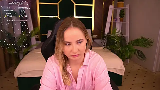 Snapshot of SofieBloom chatting on 11.10.25 SofieBloom online show from 11.10.25