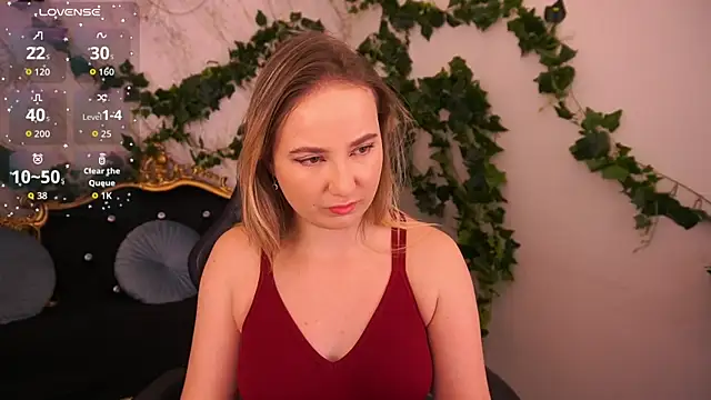 Snapshot of SofieBloom chatting on 11.13.25 SofieBloom online show from 11.13.25