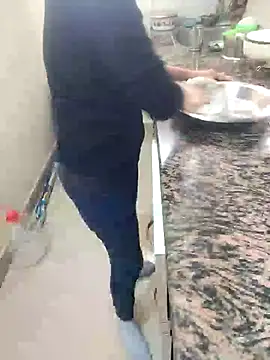 Snapshot of Pihu_Chopra chatting on 12.14.25 Pihu Chopra online show from 12.14.25