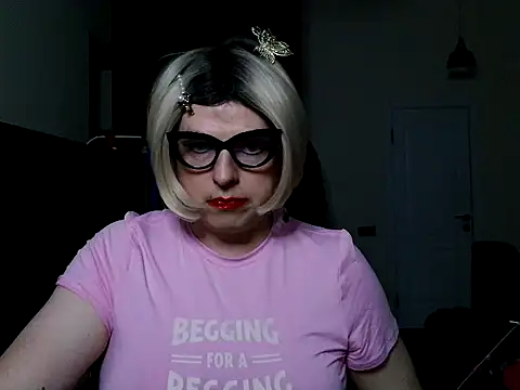 Snapshot of sissyslutmasha chatting on 11.17.25 sissyslutmasha online show from 11.17.25