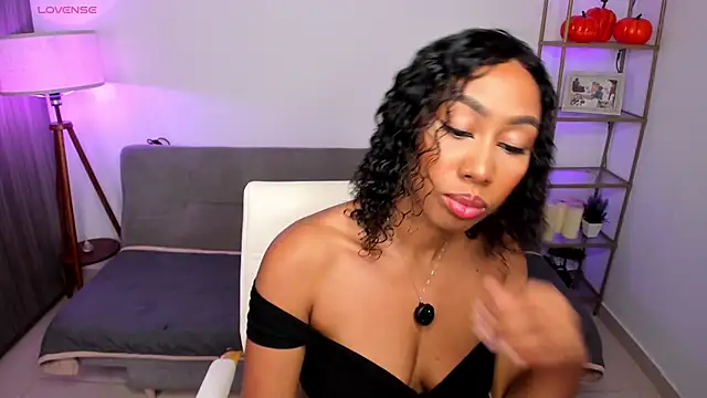 Snapshot of i_lulu chatting on 11.25.25 i lulu online show from 11.25.25