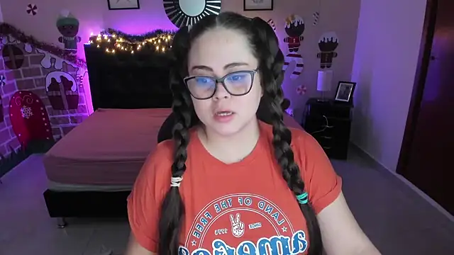 LolaVillalobos online show from 12.16.25