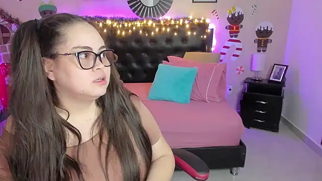 LolaVillalobos online show from 12.20.25