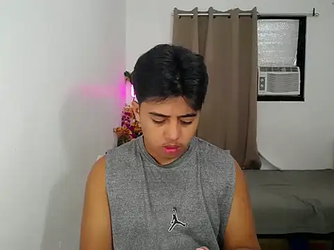 Snapshot of Hugecock2hundle_intown chatting on 11.12.25 Hugecock2hundle intown online show from 11.12.25