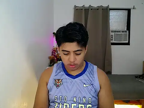 Snapshot of Hugecock2hundle_intown chatting on 11.23.25 Hugecock2hundle intown online show from 11.23.25