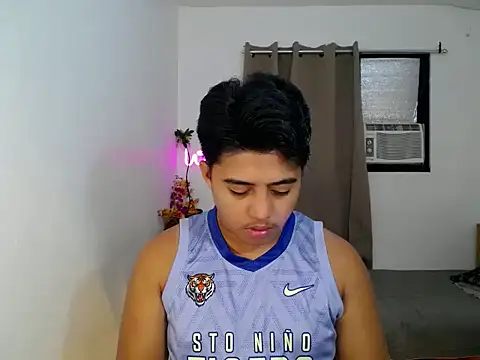 Snapshot of Hugecock2hundle_intown chatting on 11.24.25 Hugecock2hundle intown online show from 11.24.25