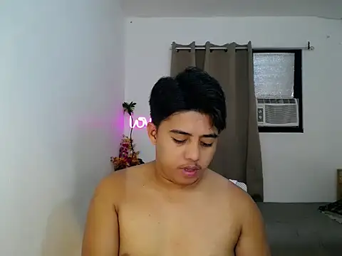 Snapshot of Hugecock2hundle_intown chatting on 11.25.25 Hugecock2hundle intown online show from 11.25.25