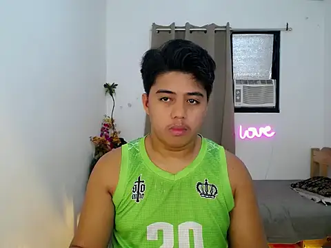 Snapshot of Hugecock2hundle_intown chatting on 11.28.25 Hugecock2hundle intown online show from 11.28.25